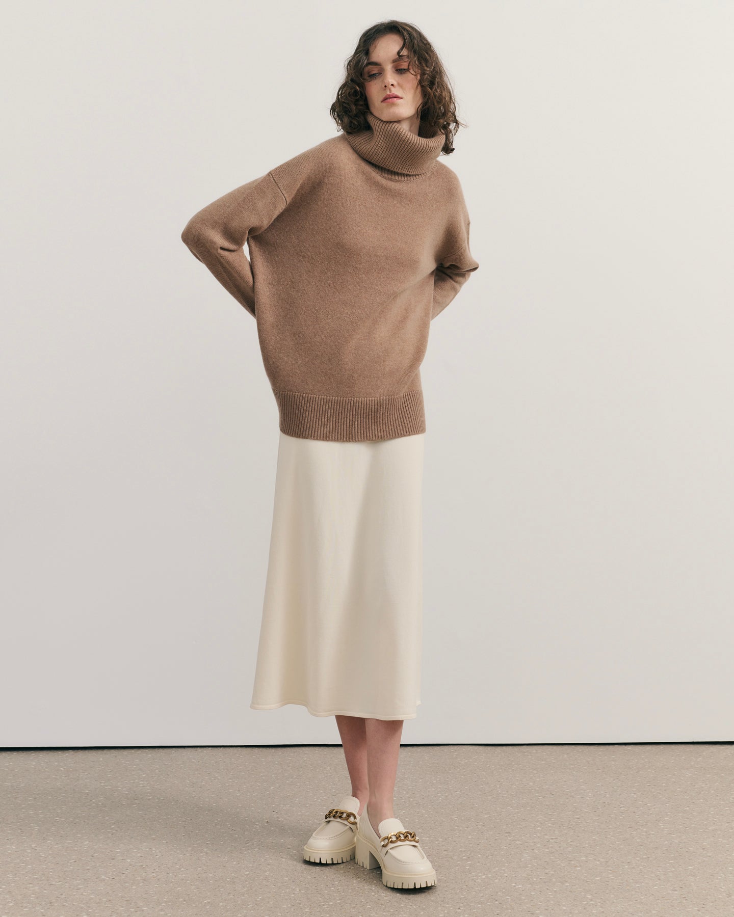 CASHMERE RELAXED ROLL NECK - CARAMEL
