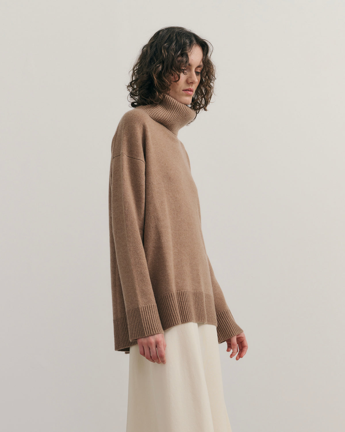 CASHMERE RELAXED ROLL NECK - CARAMEL