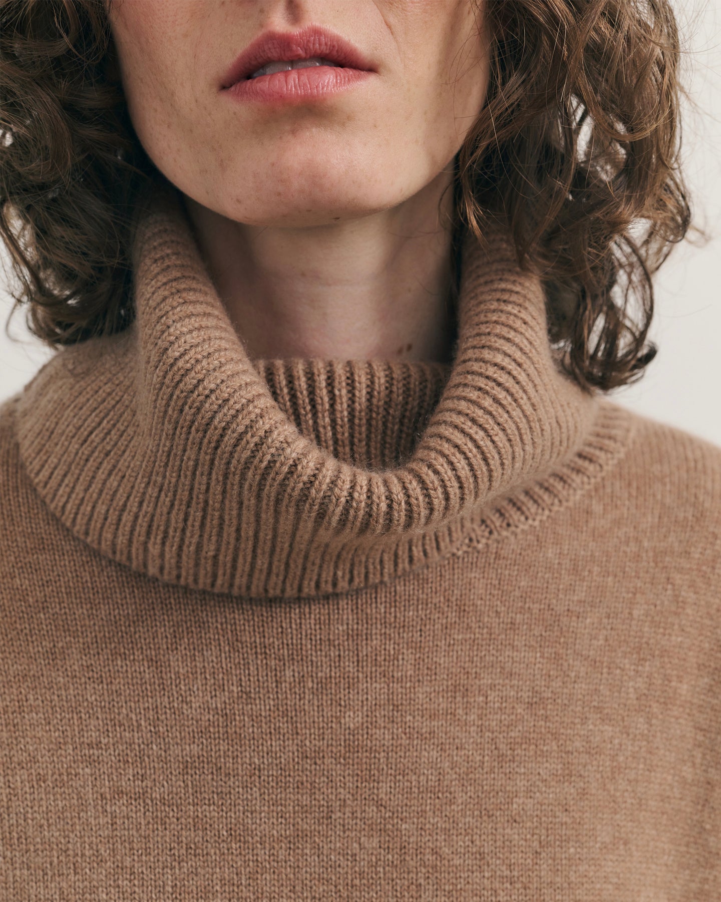 CASHMERE RELAXED ROLL NECK - CARAMEL