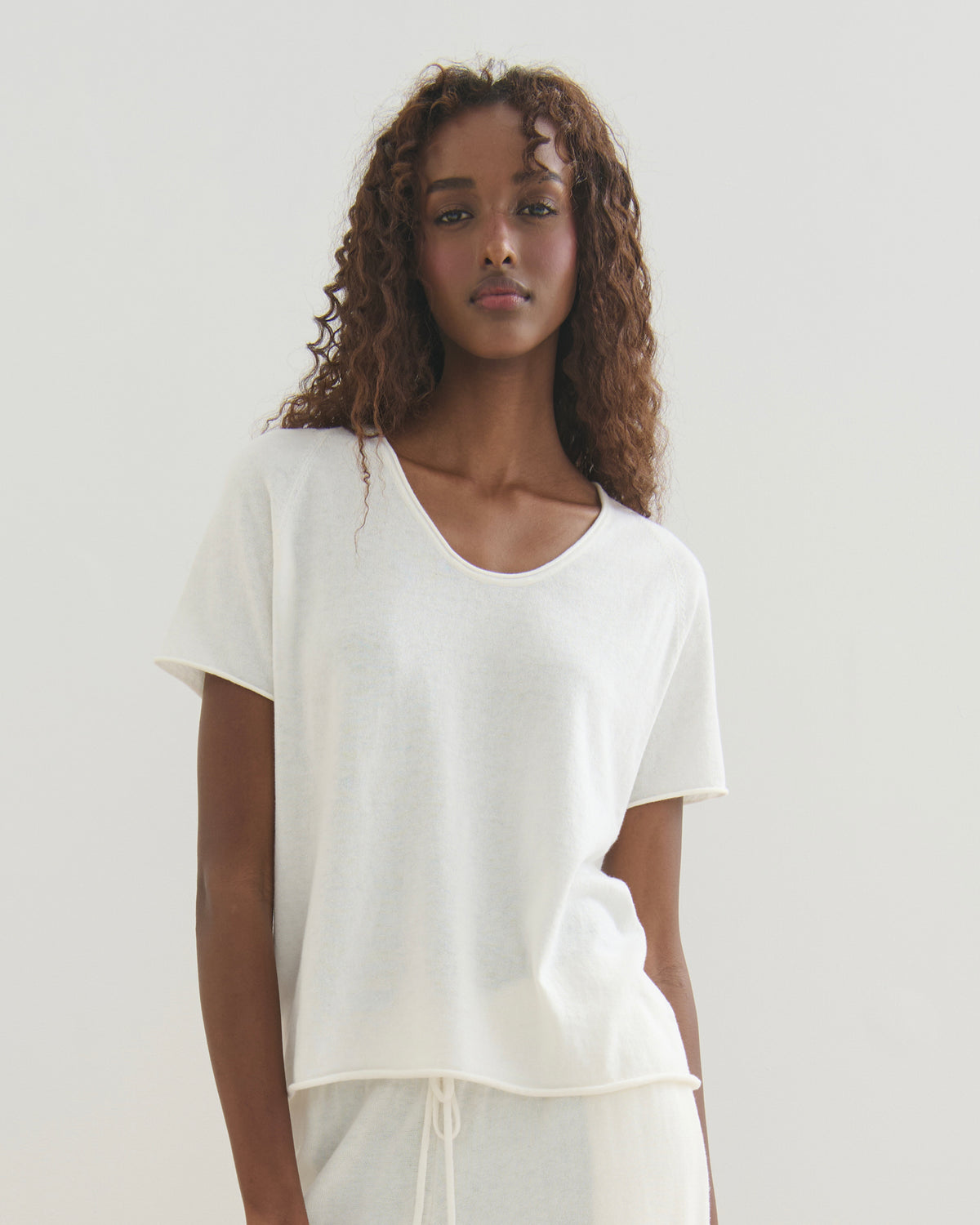 COTTON CASHMERE SCOOP NECK TEE - PEARL WHITE