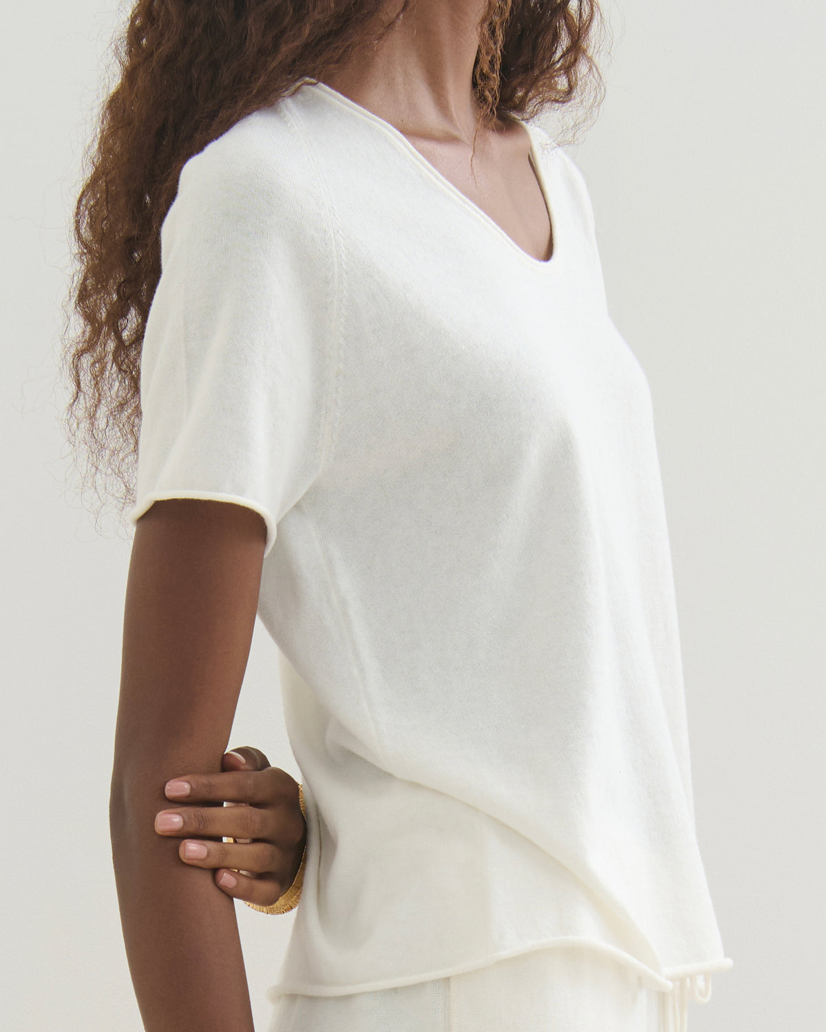 COTTON CASHMERE SCOOP NECK TEE - PEARL WHITE