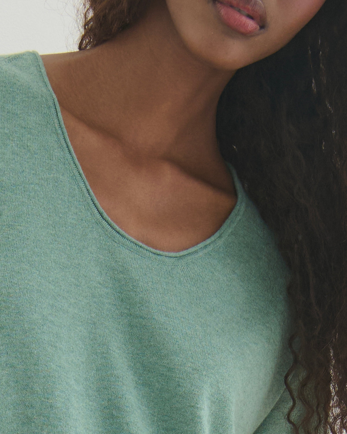 COTTON CASHMERE SCOOP NECK TEE - POWDER GREEN