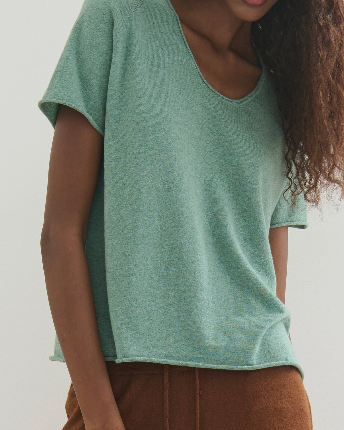 COTTON CASHMERE SCOOP NECK TEE - POWDER GREEN