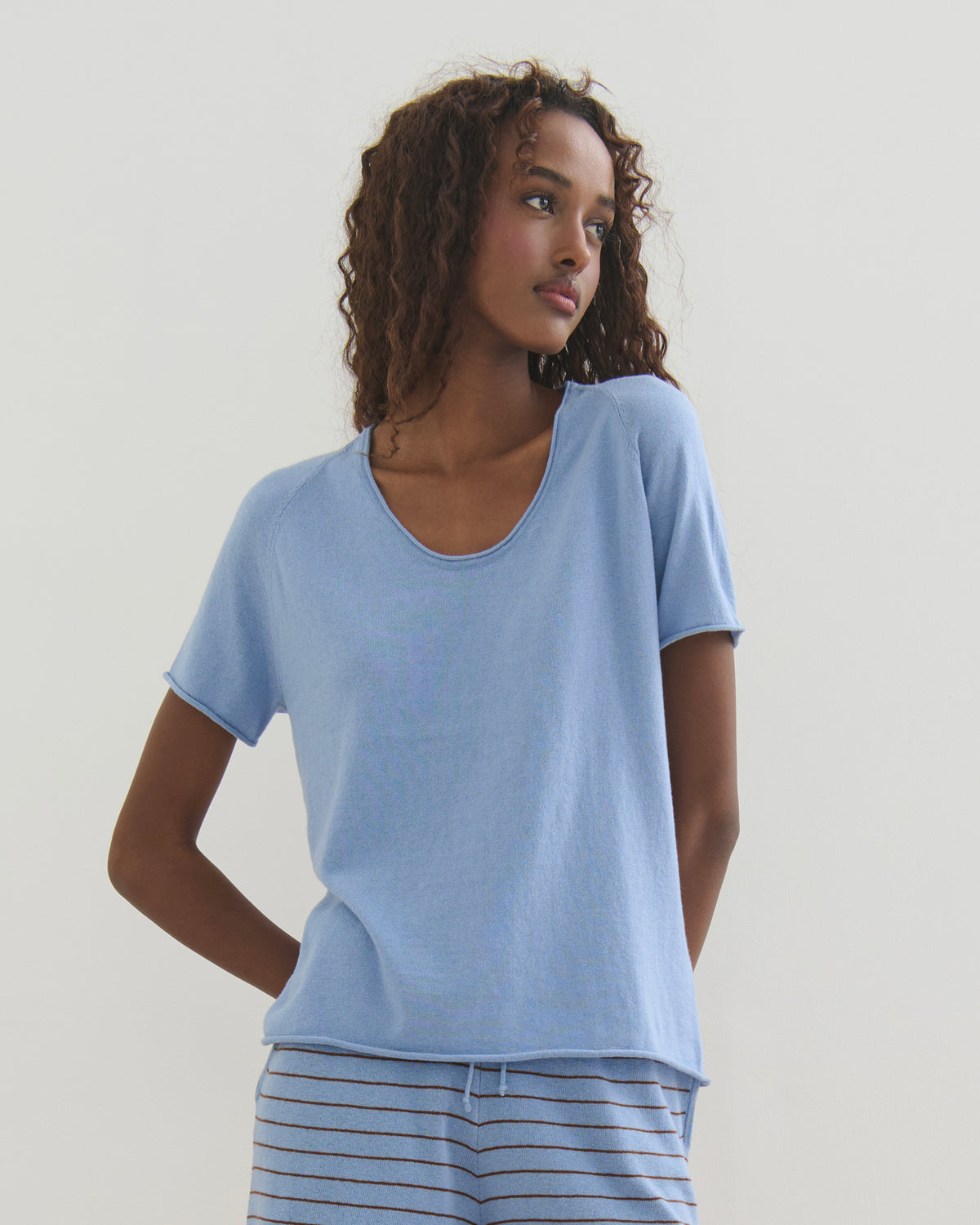 COTTON CASHMERE SCOOP NECK TEE - WASHED DENIM