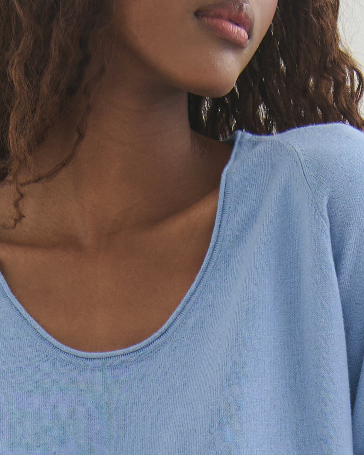 COTTON CASHMERE SCOOP NECK TEE - WASHED DENIM