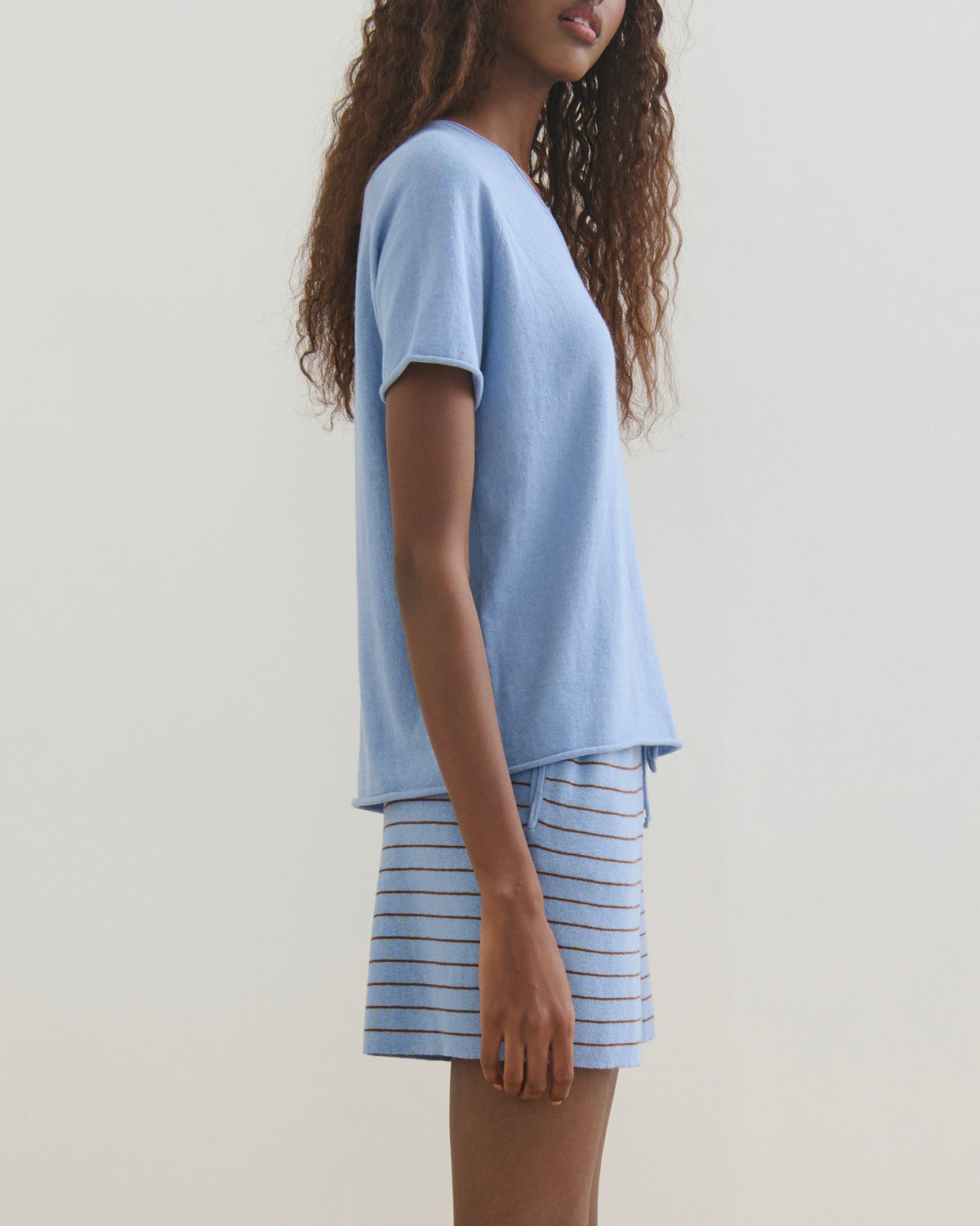 COTTON CASHMERE SCOOP NECK TEE - WASHED DENIM