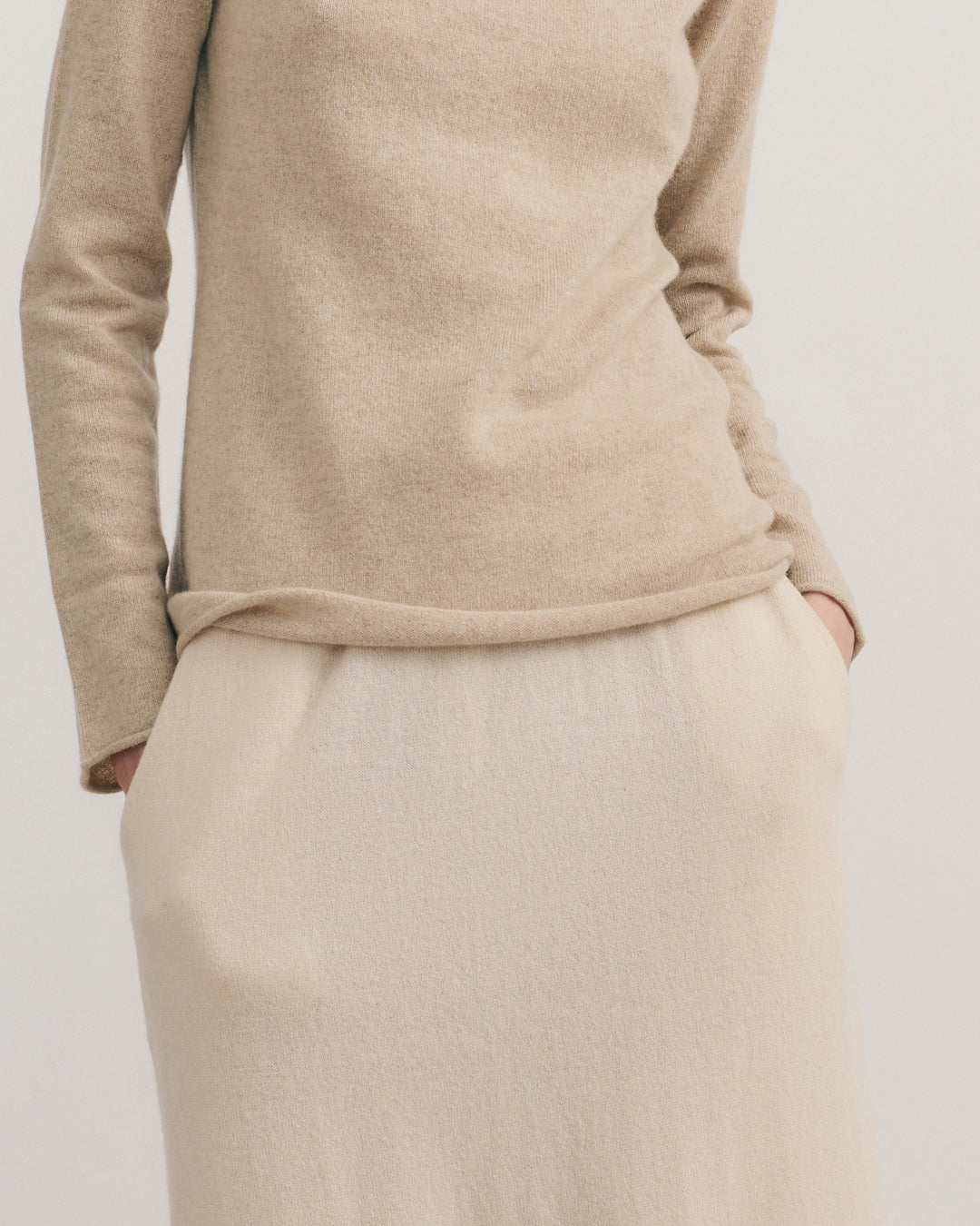 CASHMERE ESSENTIAL ROLL NECK - BEIGE RAW
