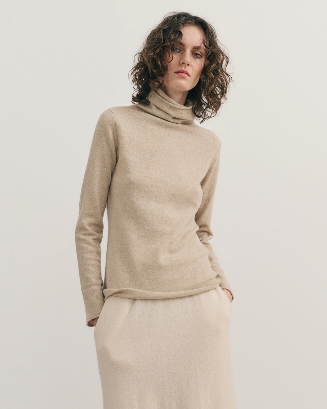 CASHMERE ESSENTIAL ROLL NECK - BEIGE RAW