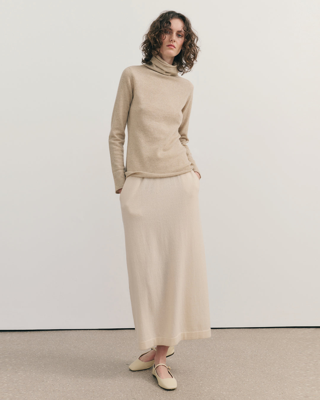CASHMERE ESSENTIAL ROLL NECK - BEIGE RAW