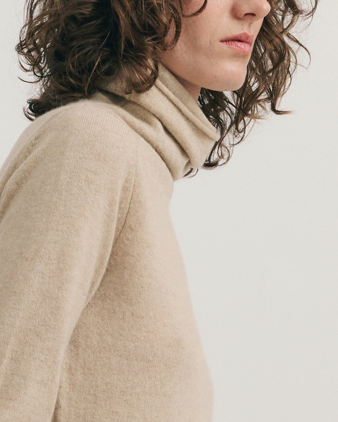 CASHMERE ESSENTIAL ROLL NECK - BEIGE RAW