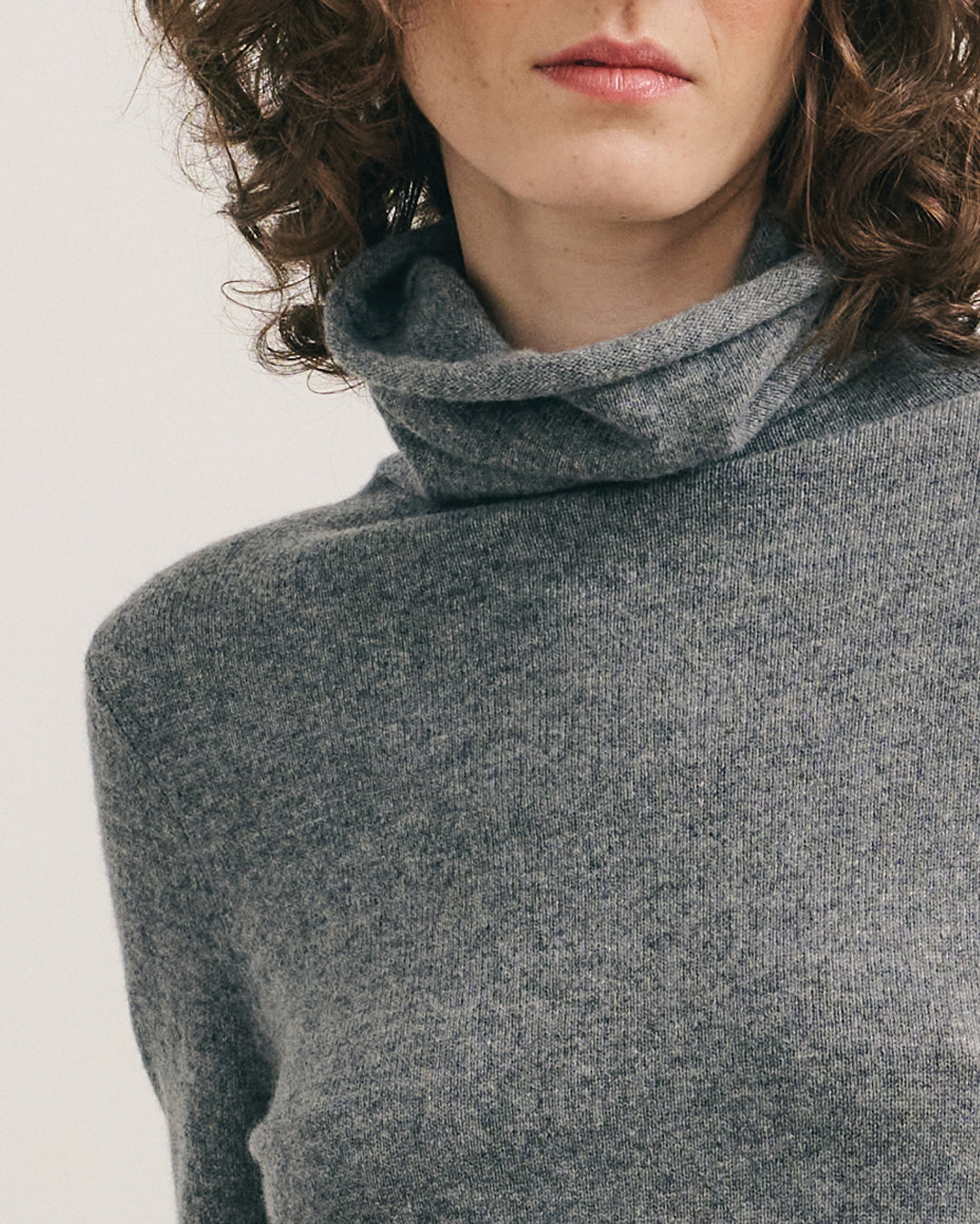 CASHMERE ESSENTIAL ROLL NECK - MID GREY