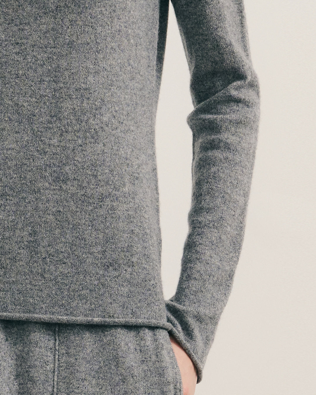 CASHMERE ESSENTIAL ROLL NECK - MID GREY