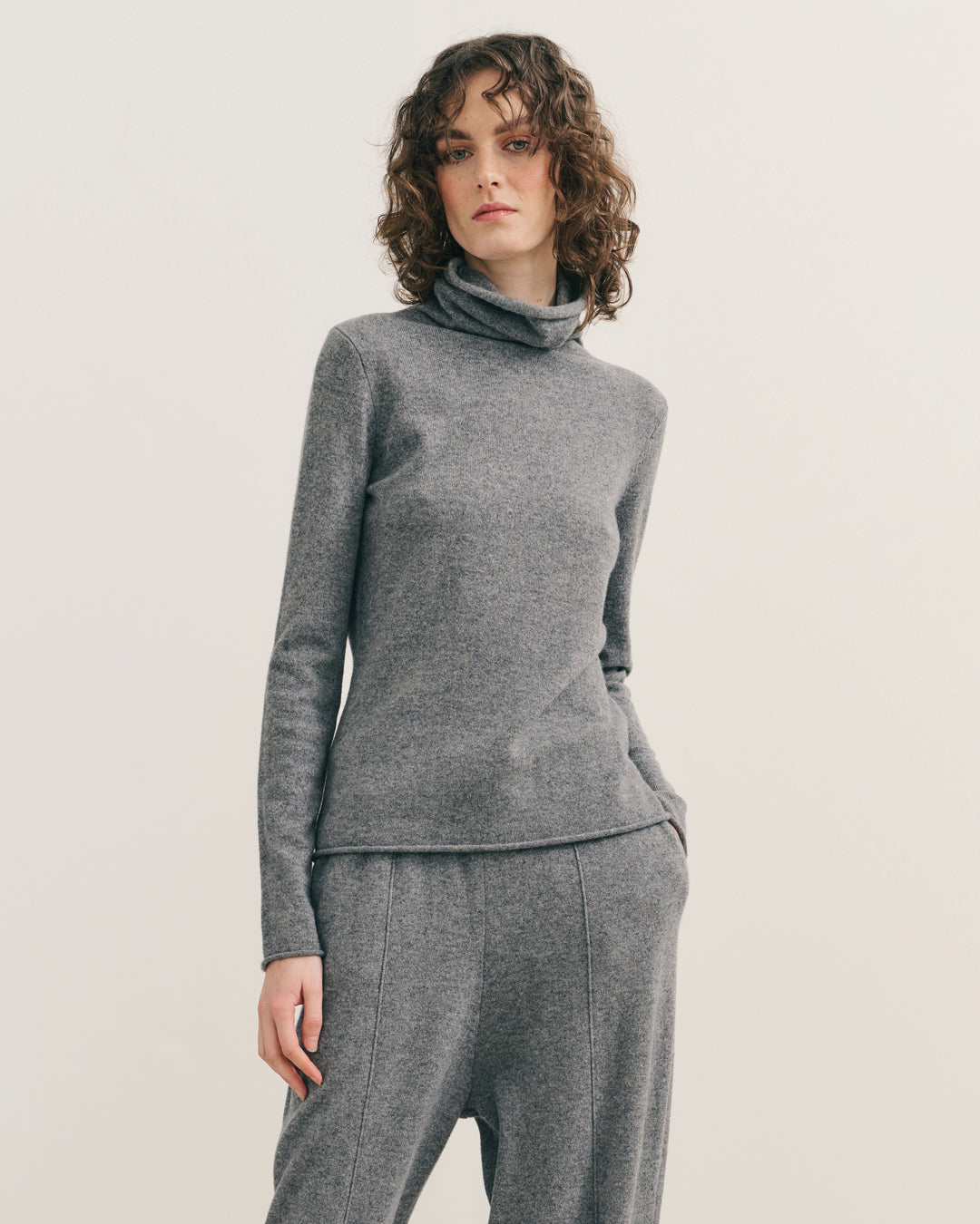 CASHMERE ESSENTIAL ROLL NECK - MID GREY