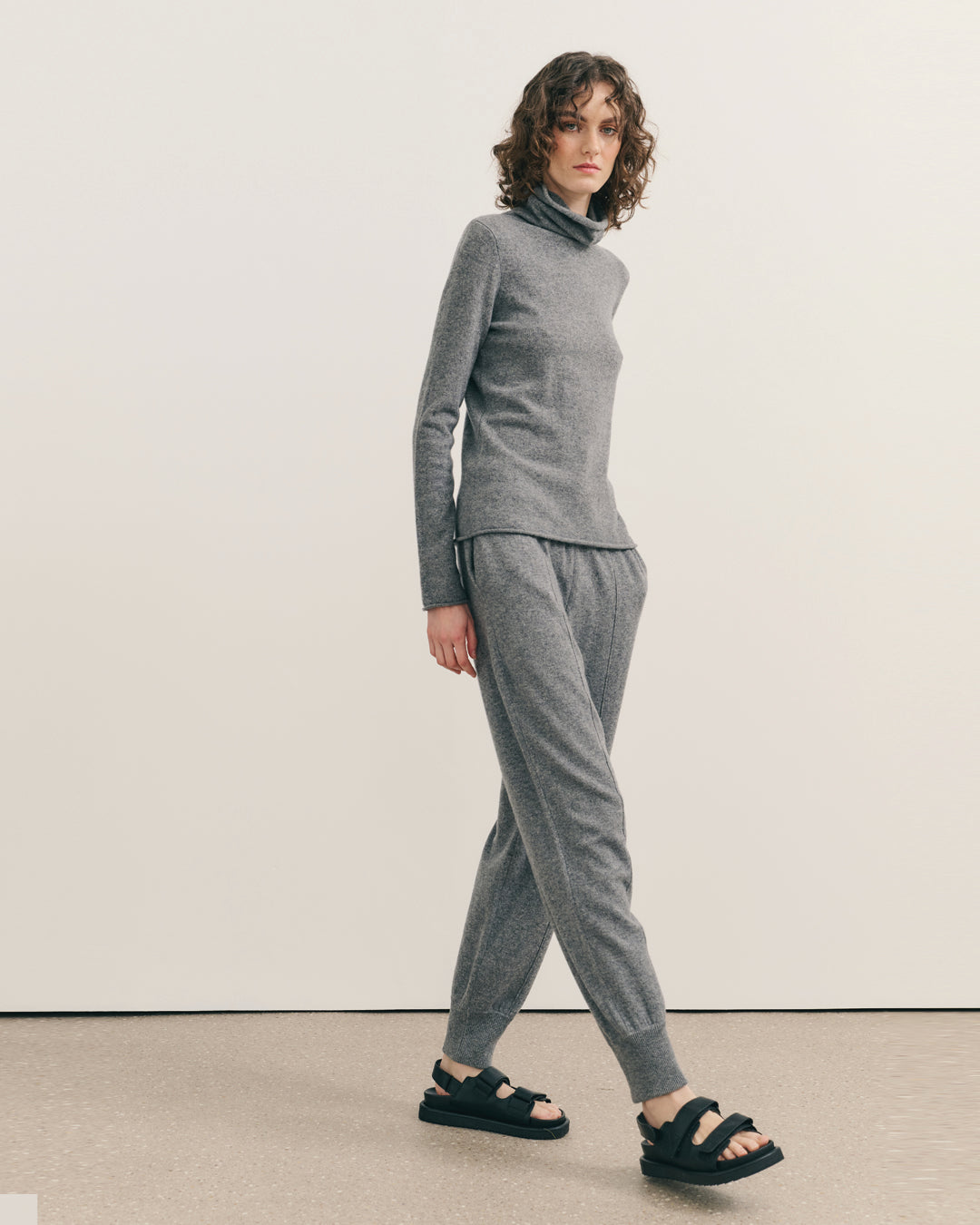CASHMERE ESSENTIAL ROLL NECK - MID GREY