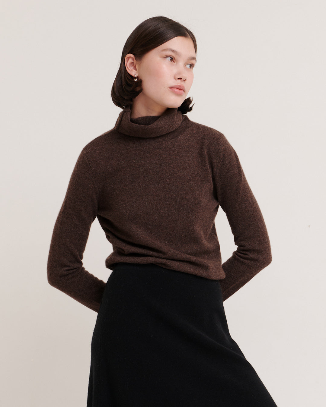 CASHMERE ESSENTIAL ROLL-NECK PULLOVER - CHOCOLATE