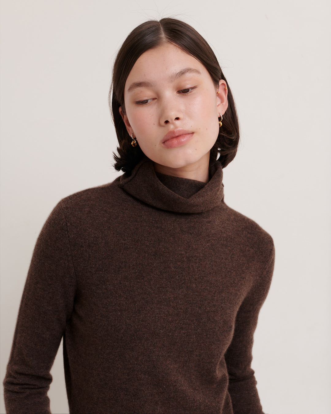 CASHMERE ESSENTIAL ROLL-NECK PULLOVER - CHOCOLATE