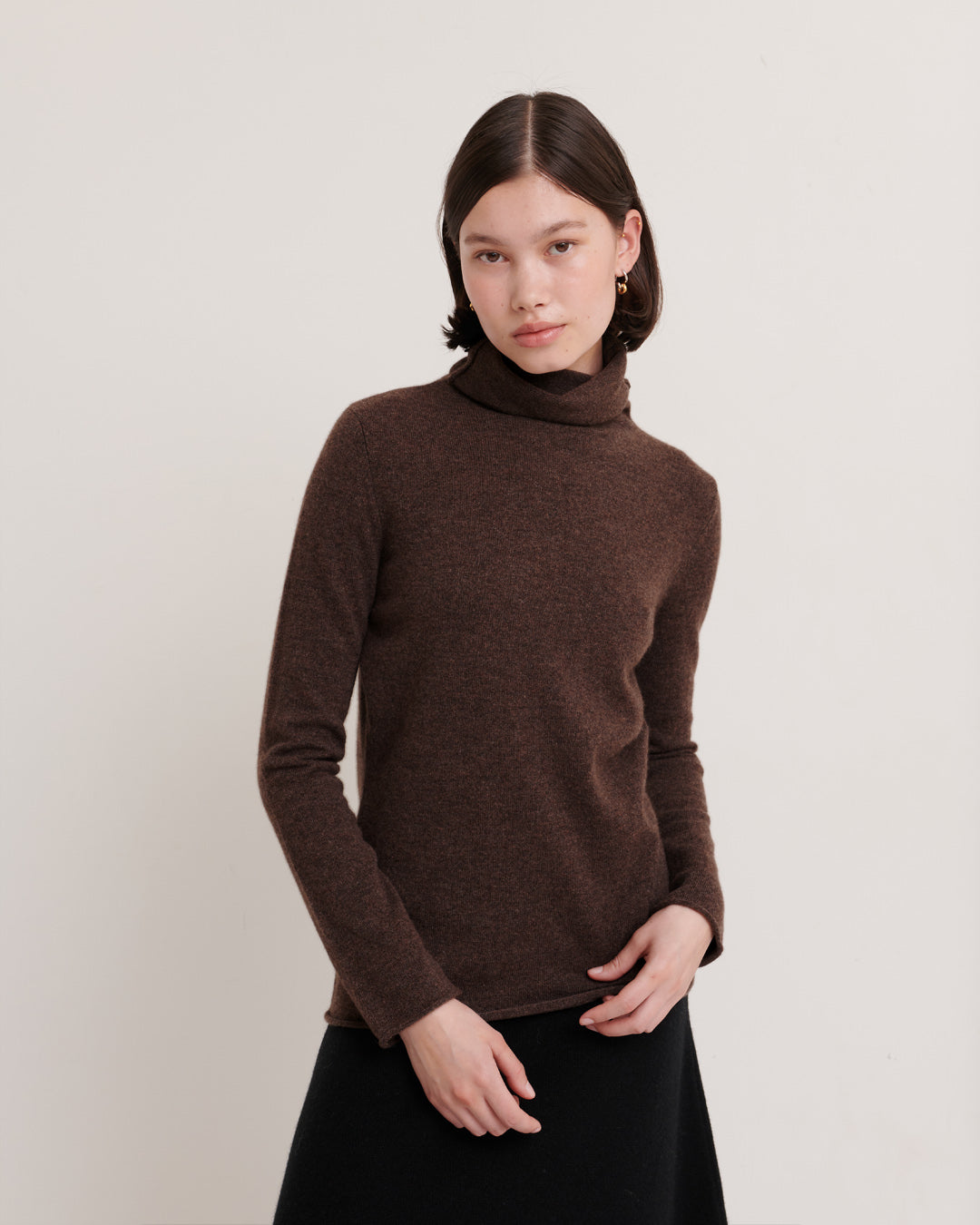 CASHMERE ESSENTIAL ROLL-NECK PULLOVER - CHOCOLATE