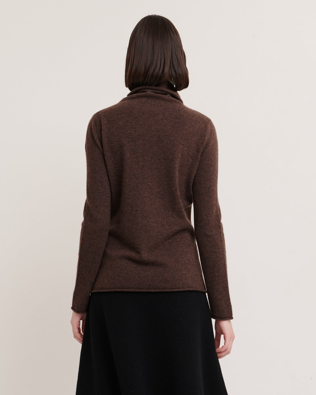 CASHMERE ESSENTIAL ROLL-NECK PULLOVER - CHOCOLATE