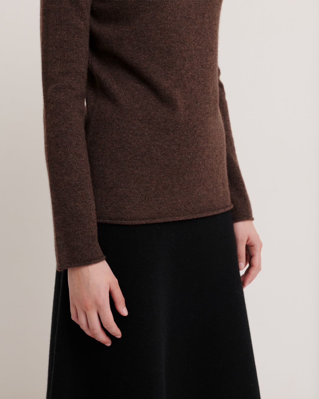 CASHMERE ESSENTIAL ROLL-NECK PULLOVER - CHOCOLATE