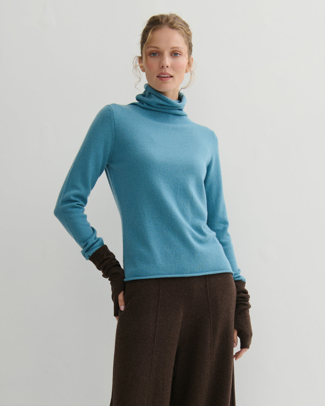 CASHMERE ESSENTIAL ROLL-NECK PULLOVER - LAKE BLUE