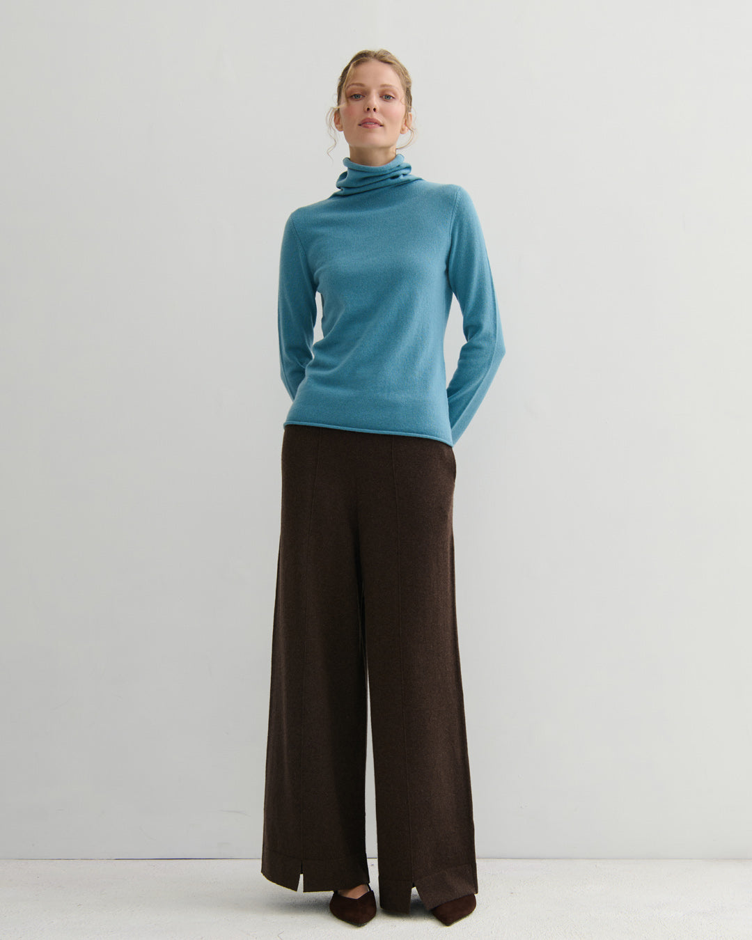 CASHMERE ESSENTIAL ROLL-NECK PULLOVER - LAKE BLUE