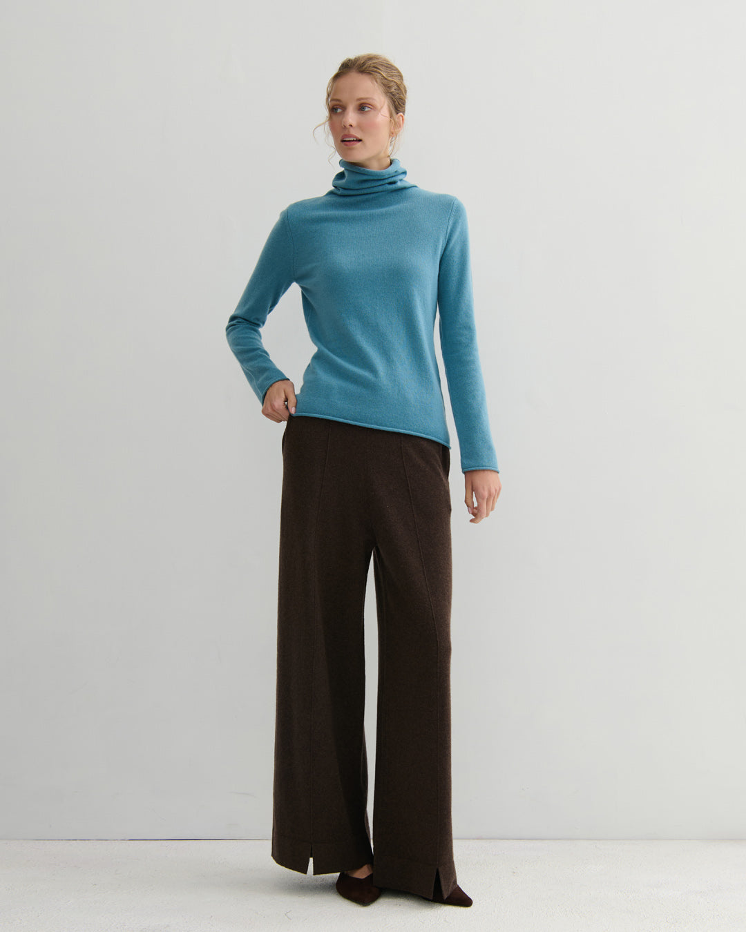 CASHMERE ESSENTIAL ROLL-NECK PULLOVER - LAKE BLUE