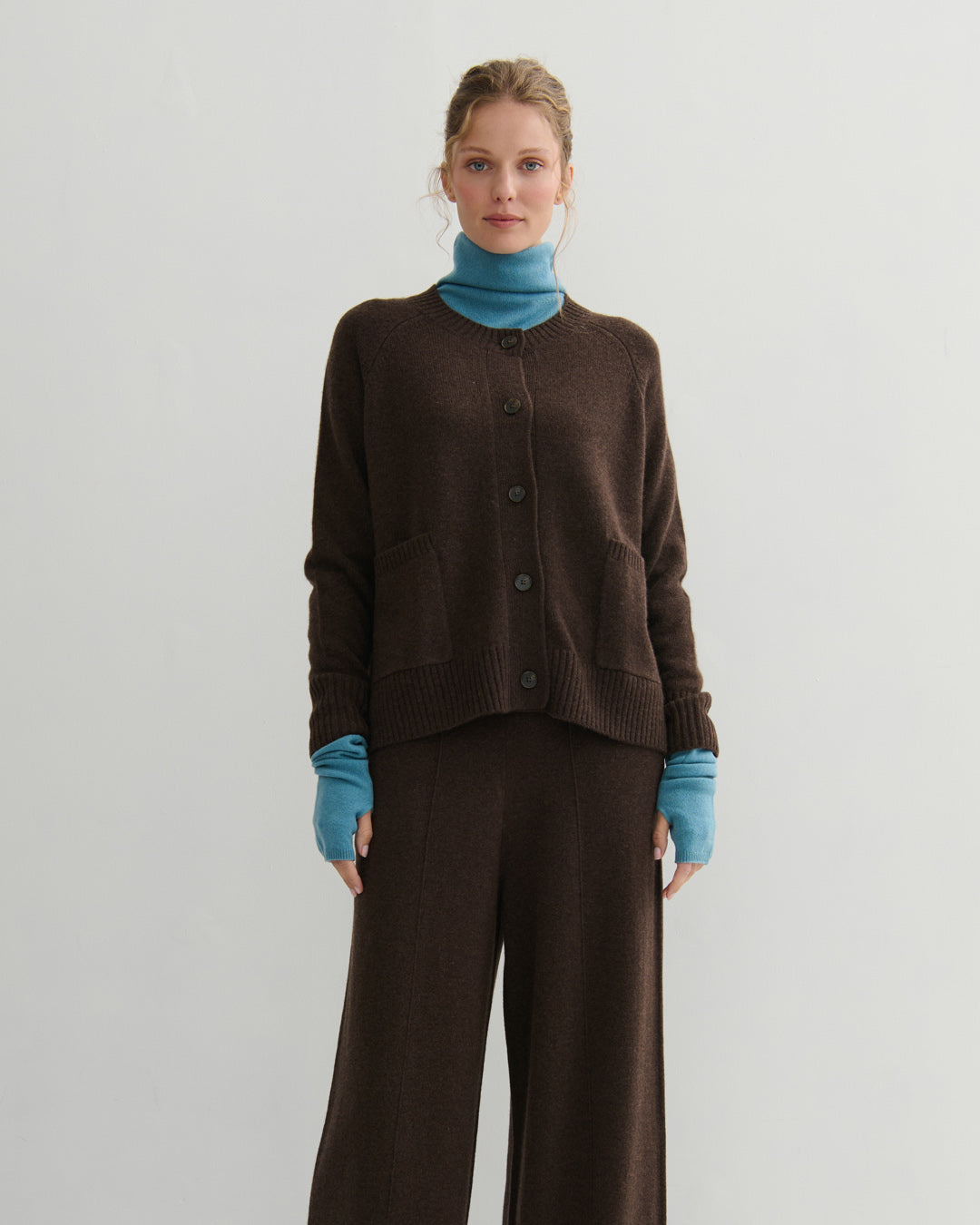 CASHMERE ESSENTIAL ROLL-NECK PULLOVER - LAKE BLUE