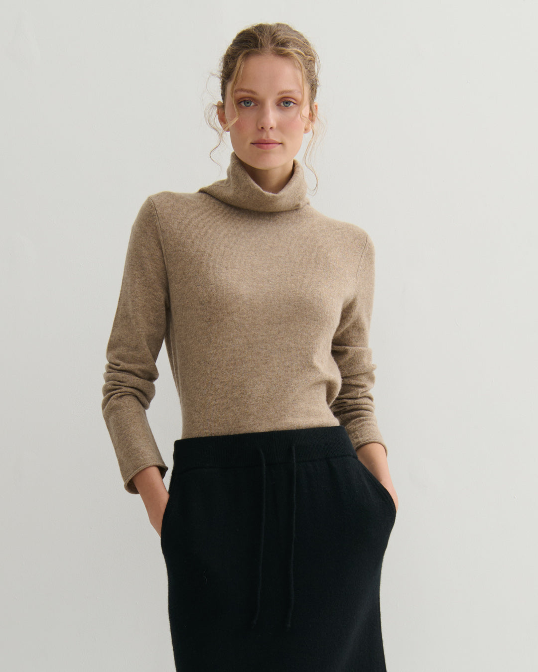 CASHMERE ESSENTIAL ROLL-NECK PULLOVER - SHIITAKE RAW