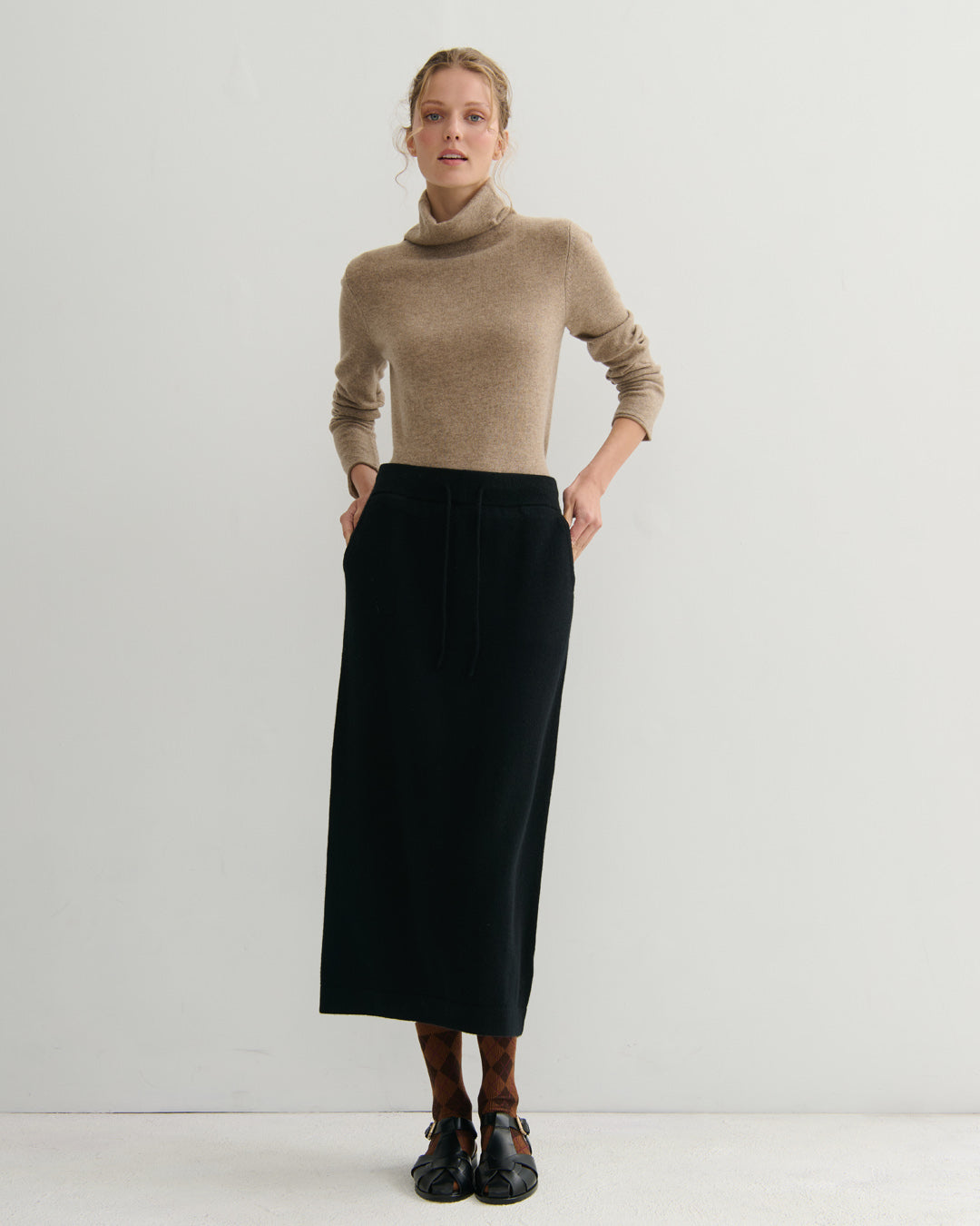CASHMERE ESSENTIAL ROLL-NECK PULLOVER - SHIITAKE RAW