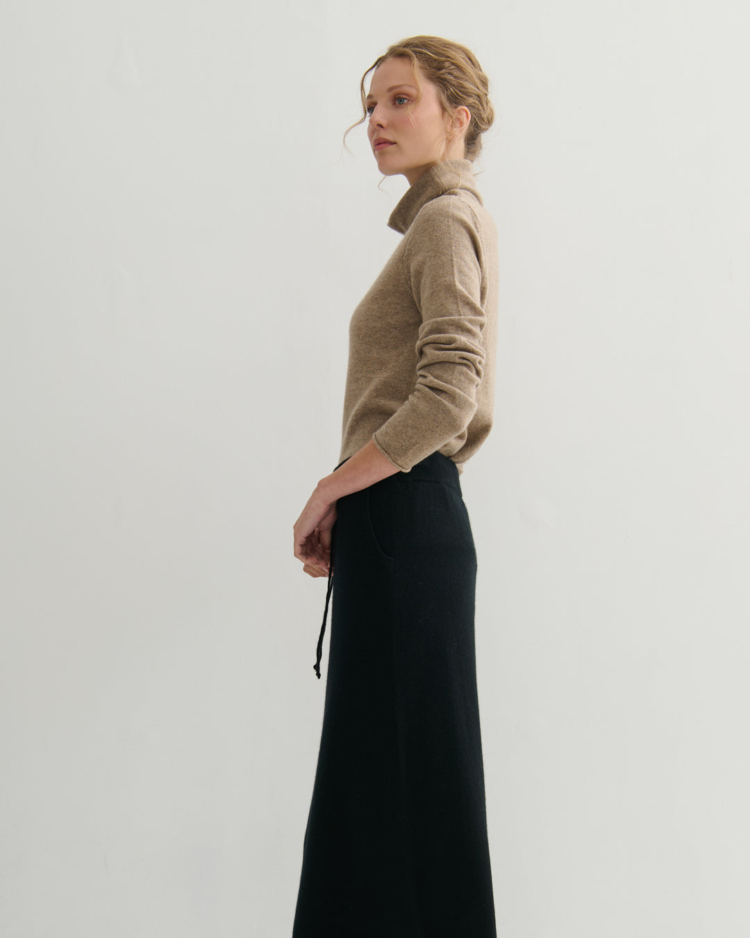 CASHMERE ESSENTIAL ROLL-NECK PULLOVER - SHIITAKE RAW
