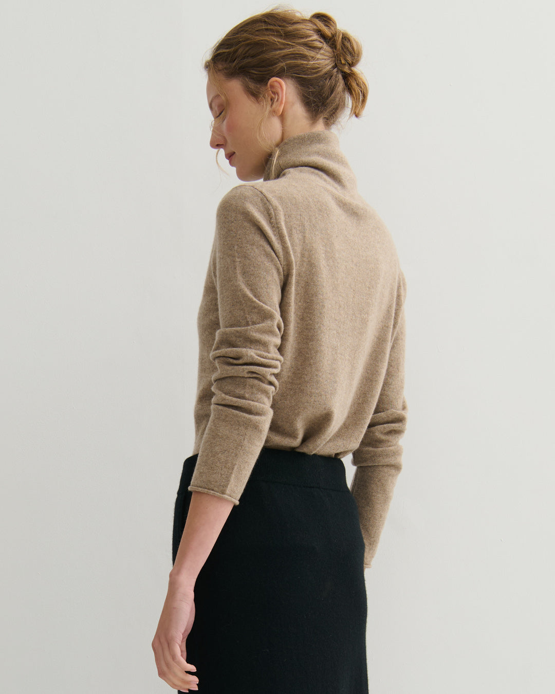 CASHMERE ESSENTIAL ROLL-NECK PULLOVER - SHIITAKE RAW