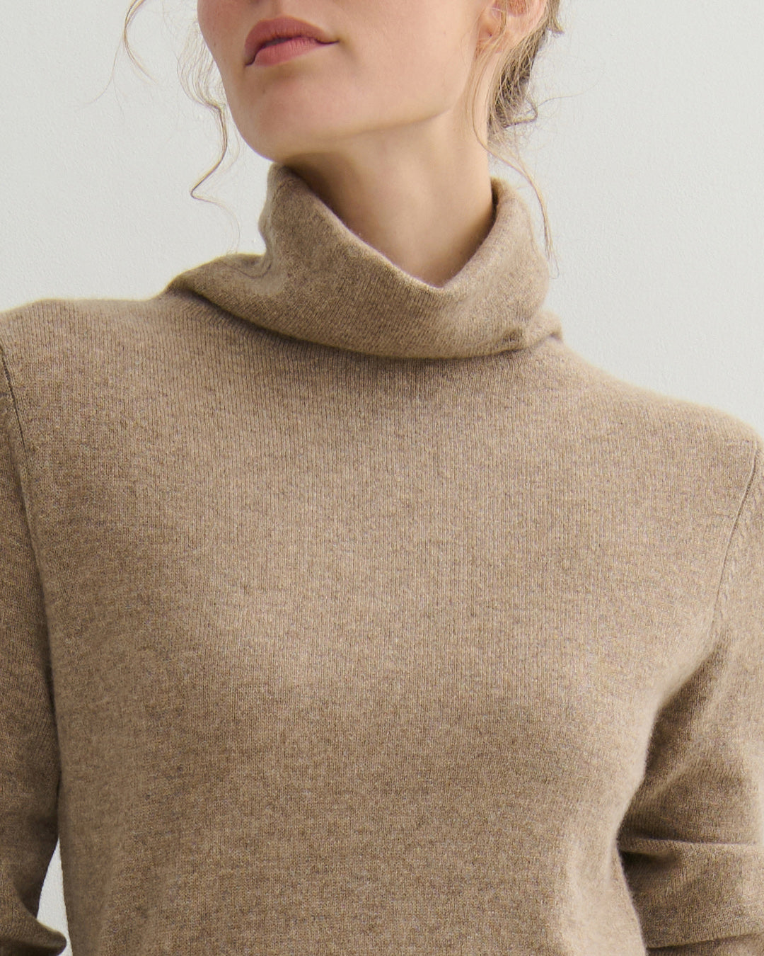 CASHMERE ESSENTIAL ROLL-NECK PULLOVER - SHIITAKE RAW