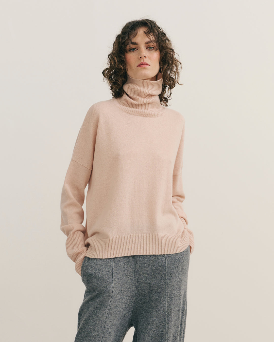 CASHMERE RELAXED ROLL NECK PULLOVER - BLUSH