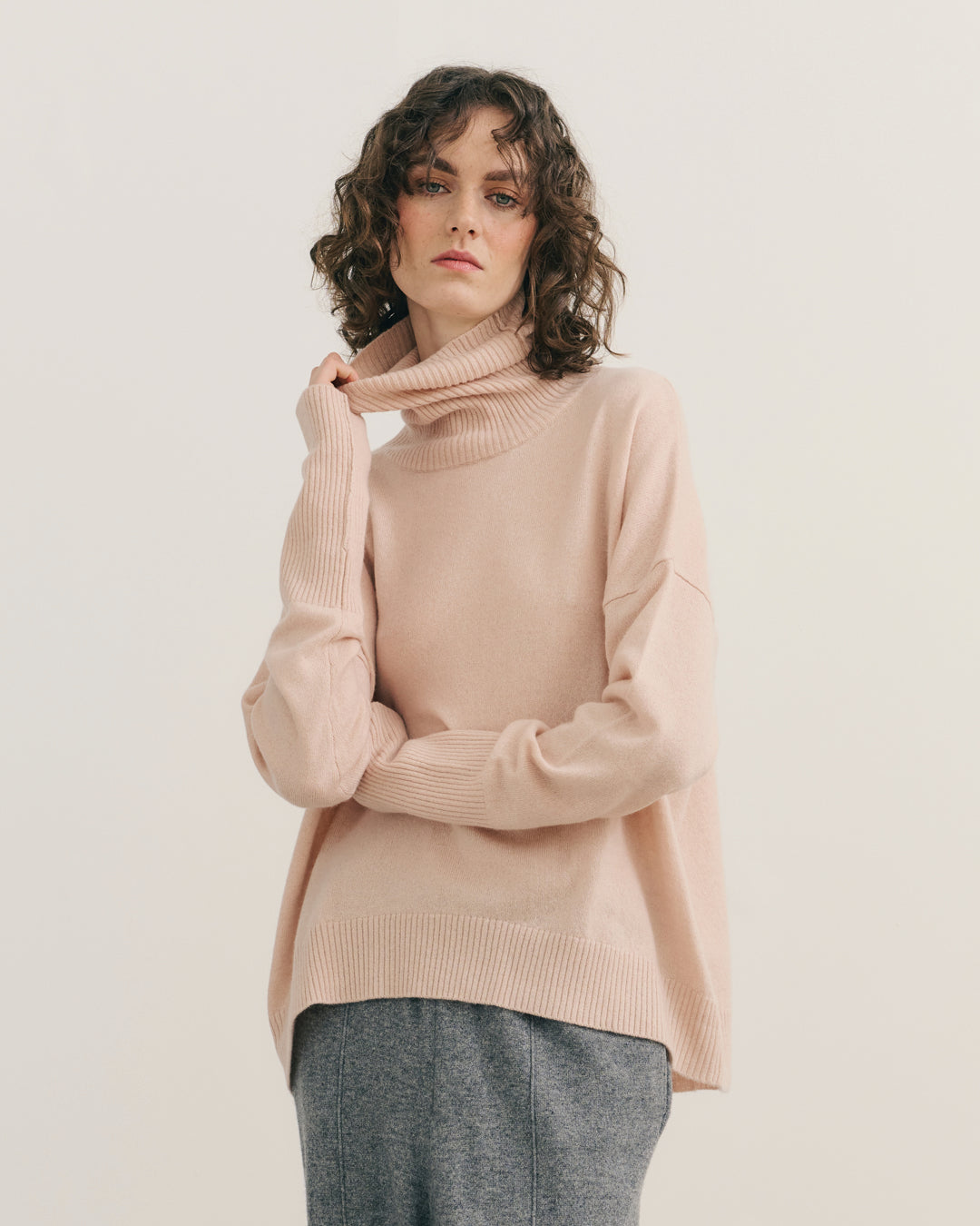 CASHMERE RELAXED ROLL NECK PULLOVER - BLUSH
