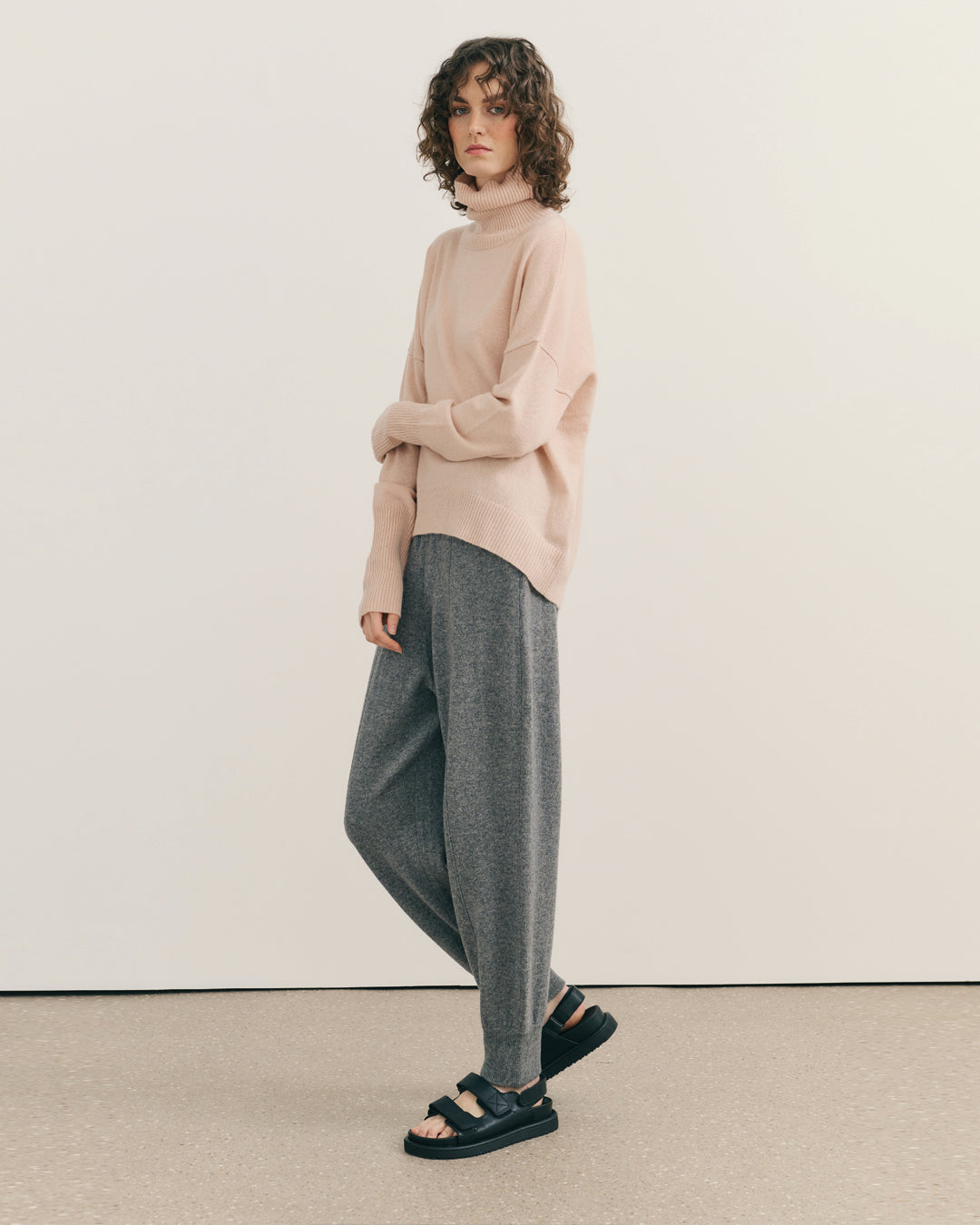 CASHMERE RELAXED ROLL NECK PULLOVER - BLUSH