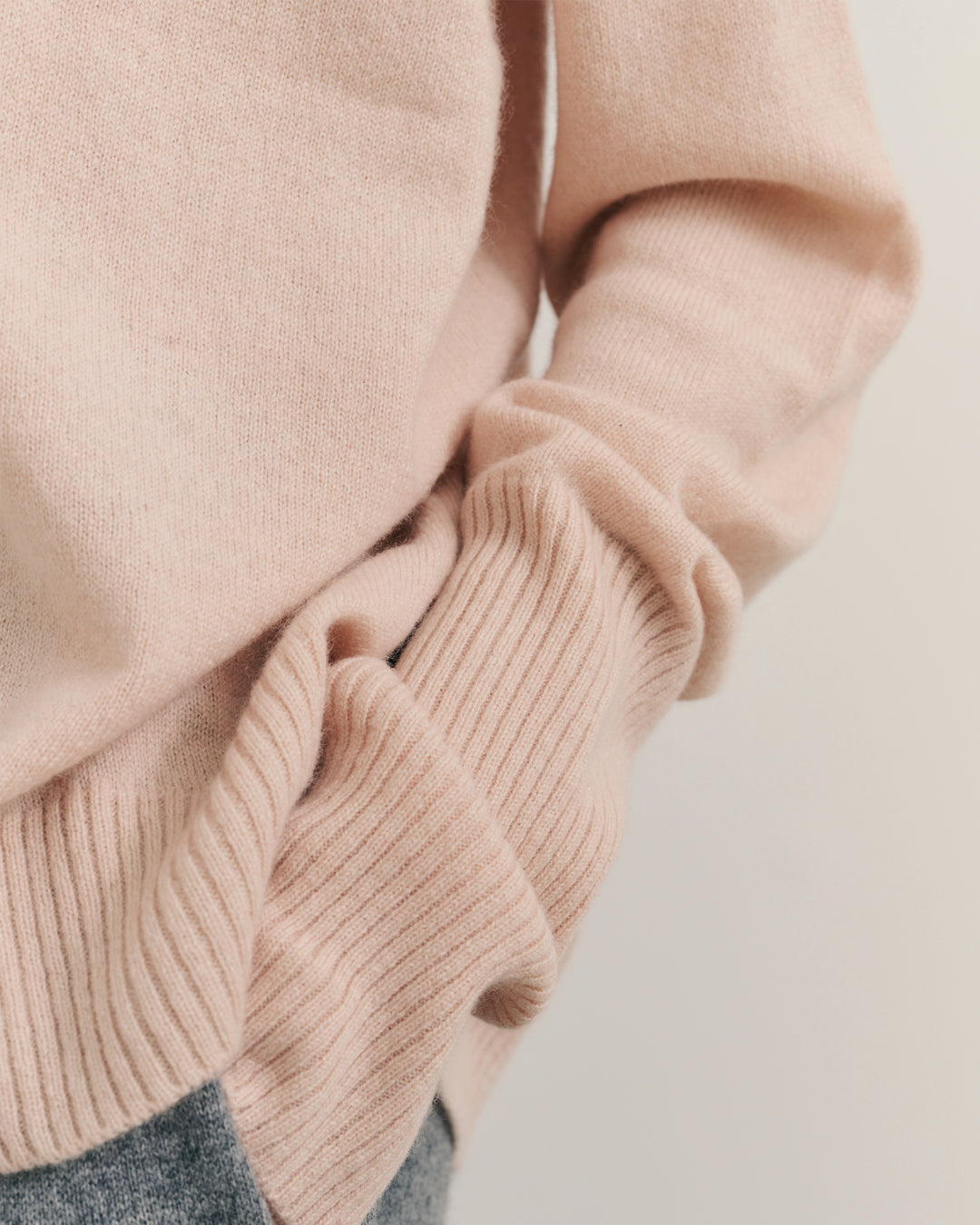 CASHMERE RELAXED ROLL NECK PULLOVER - BLUSH