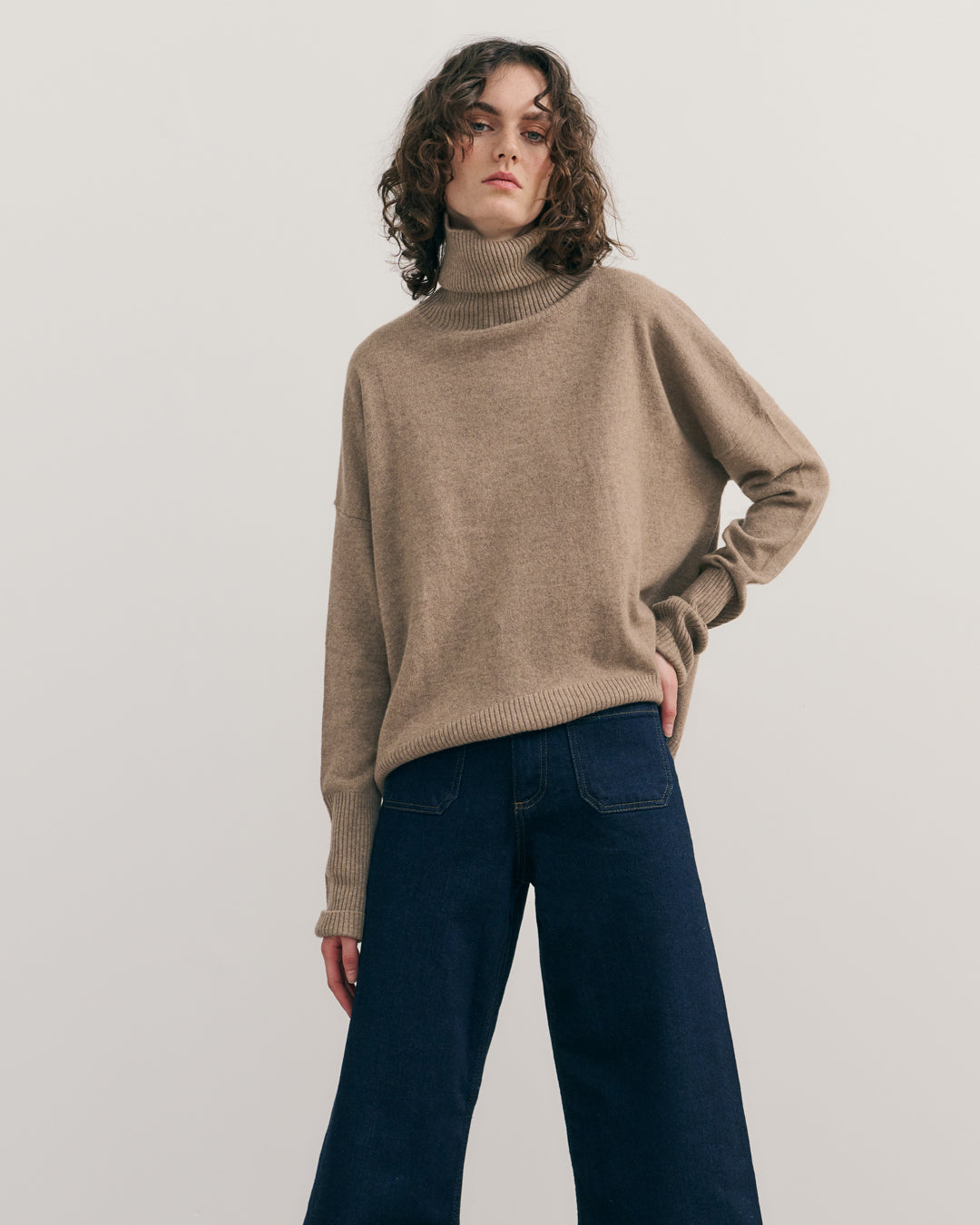 CASHMERE RELAXED ROLLNECK - SHIITAKE RAW