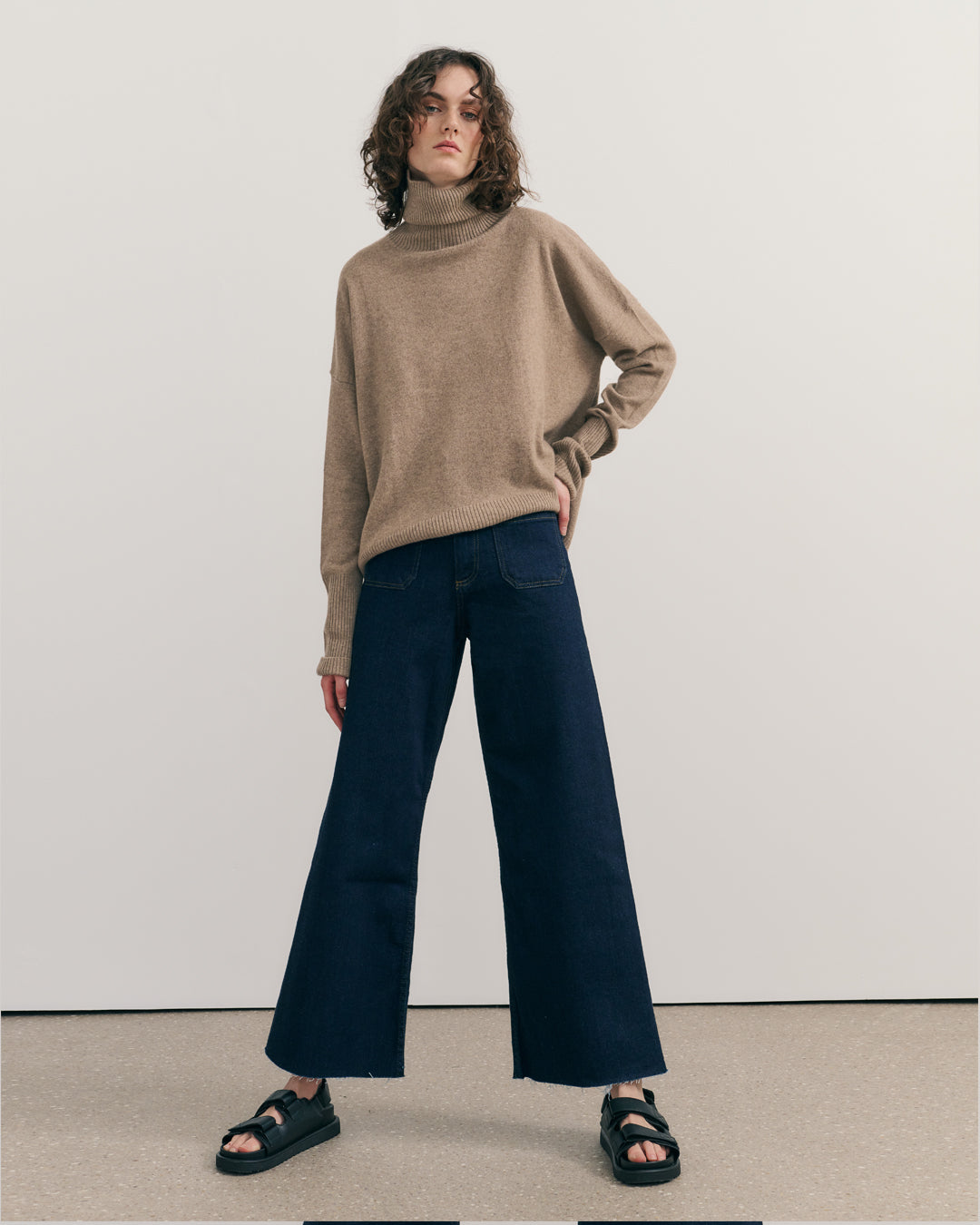 CASHMERE RELAXED ROLLNECK - SHIITAKE RAW