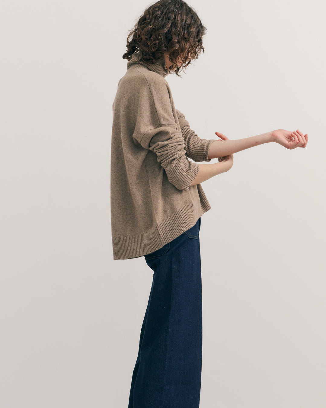 CASHMERE RELAXED ROLLNECK - SHIITAKE RAW