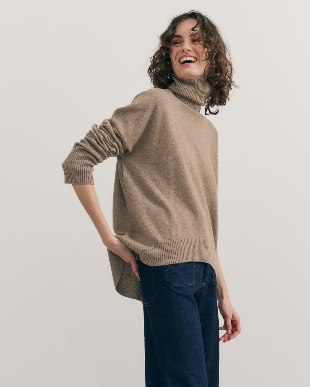 CASHMERE RELAXED ROLLNECK - SHIITAKE RAW