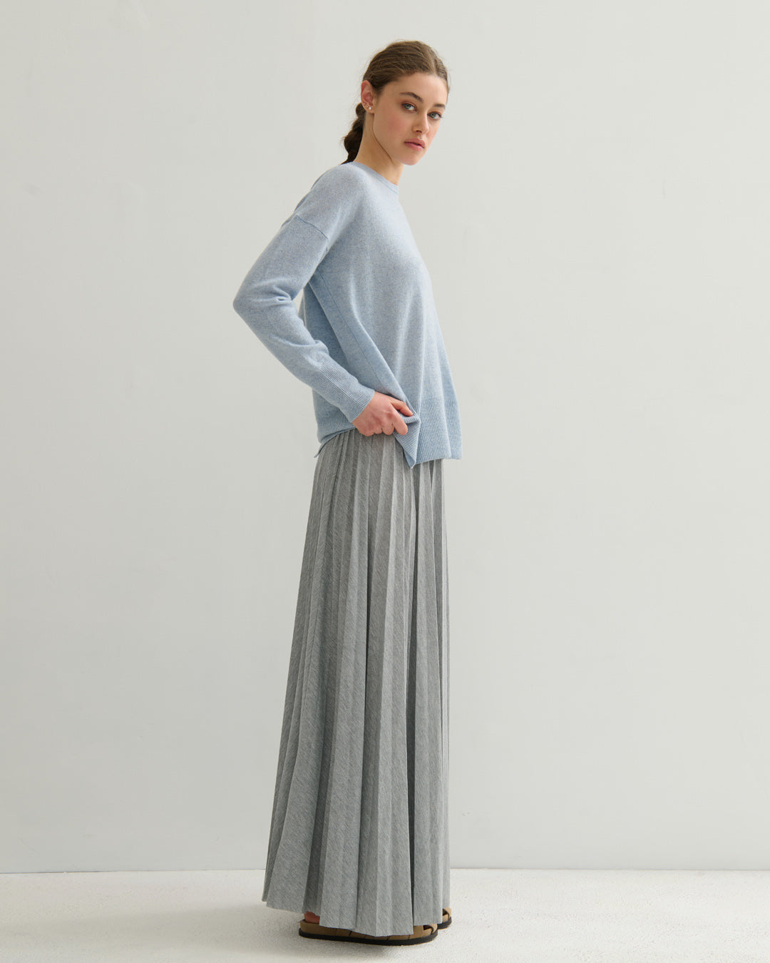 SPLIT BACK-HEM CREW NECK PULLOVER - HEATHER BLUE