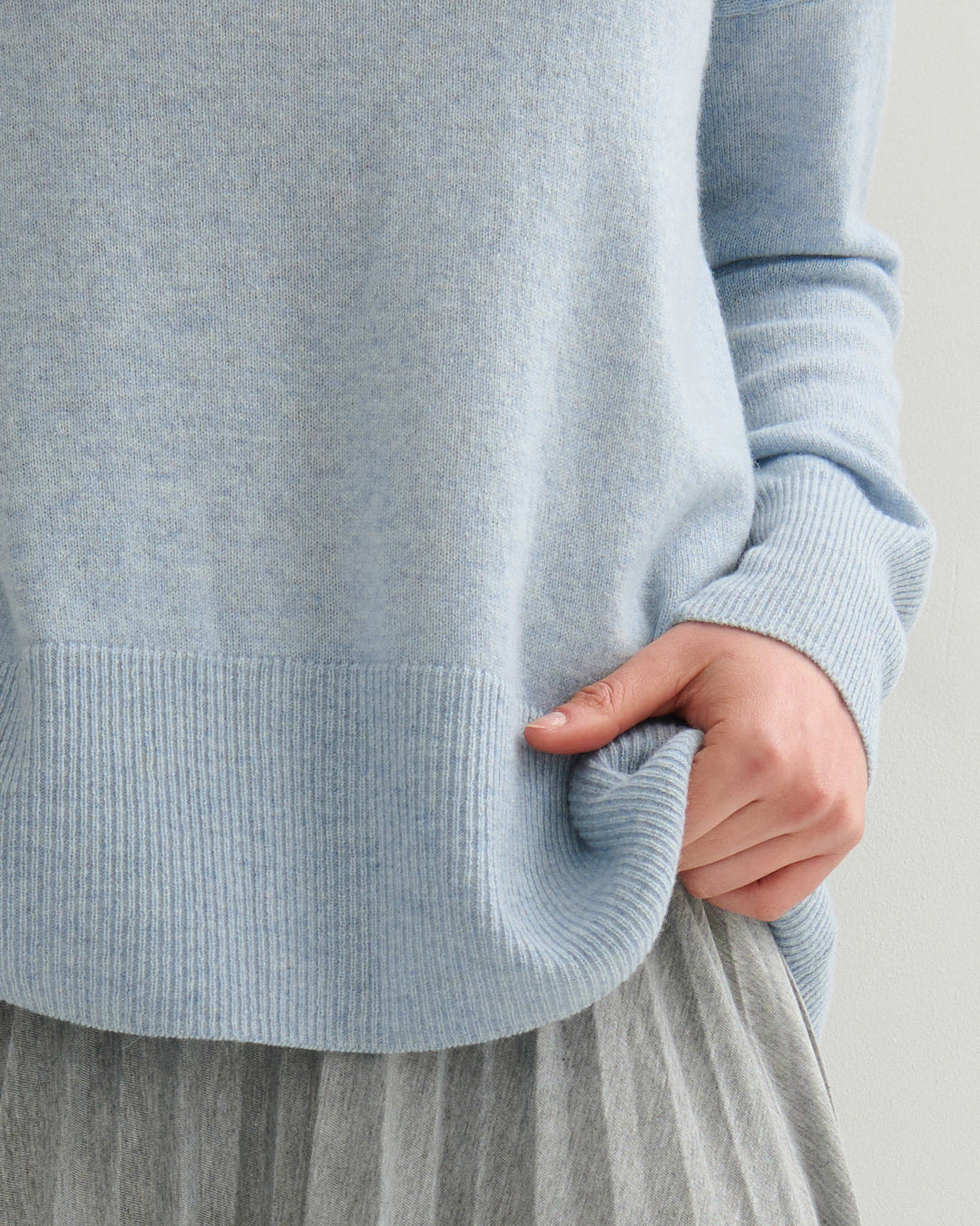 SPLIT BACK-HEM CREW NECK PULLOVER - HEATHER BLUE