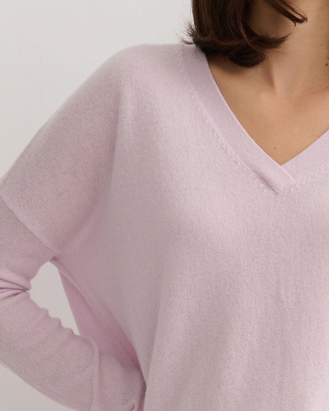 V NECK SPLIT SIDE CASHMERE PULLOVER - LILAC MIST