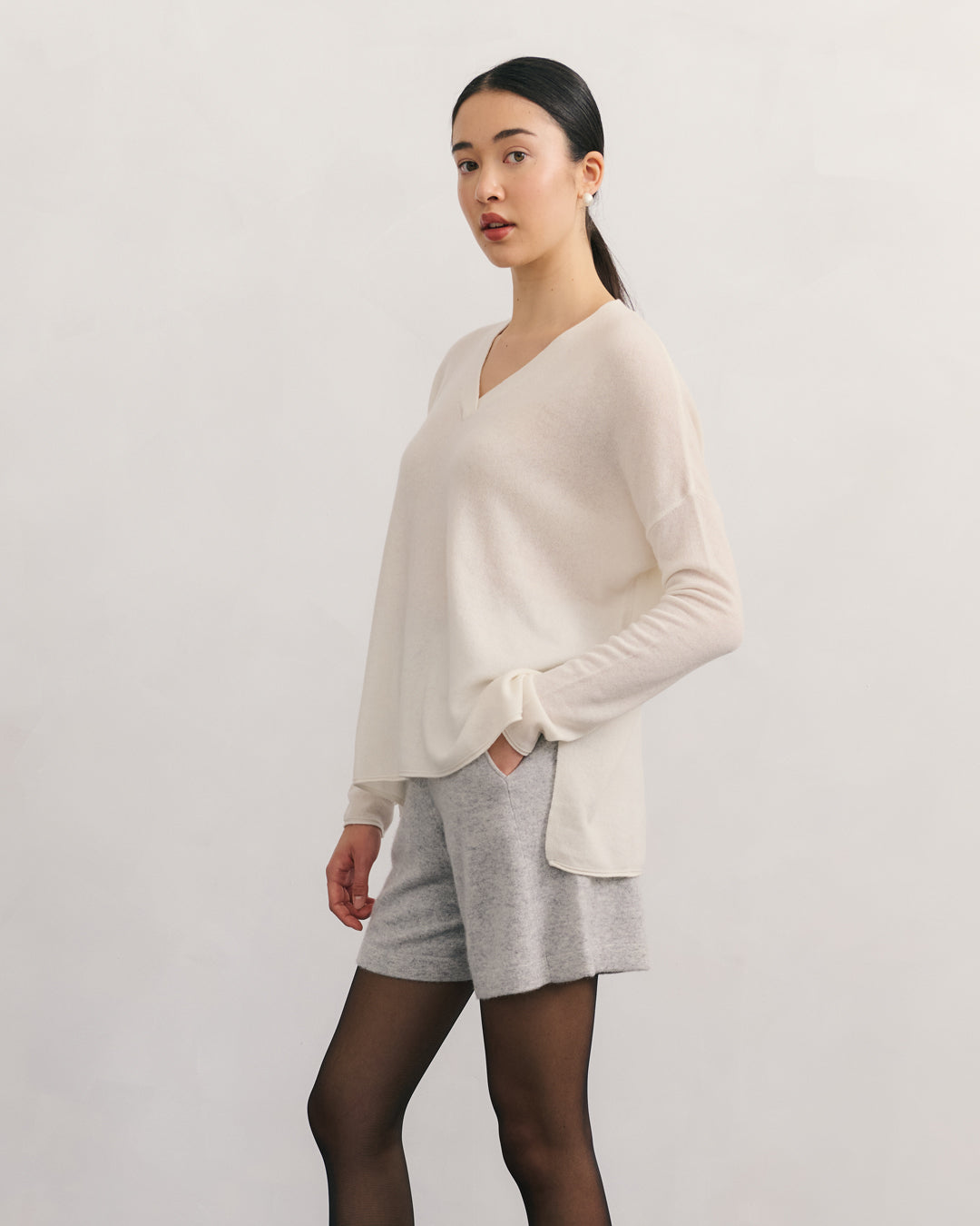 V NECK SPLIT SIDE CASHMERE PULLOVER - CREAM