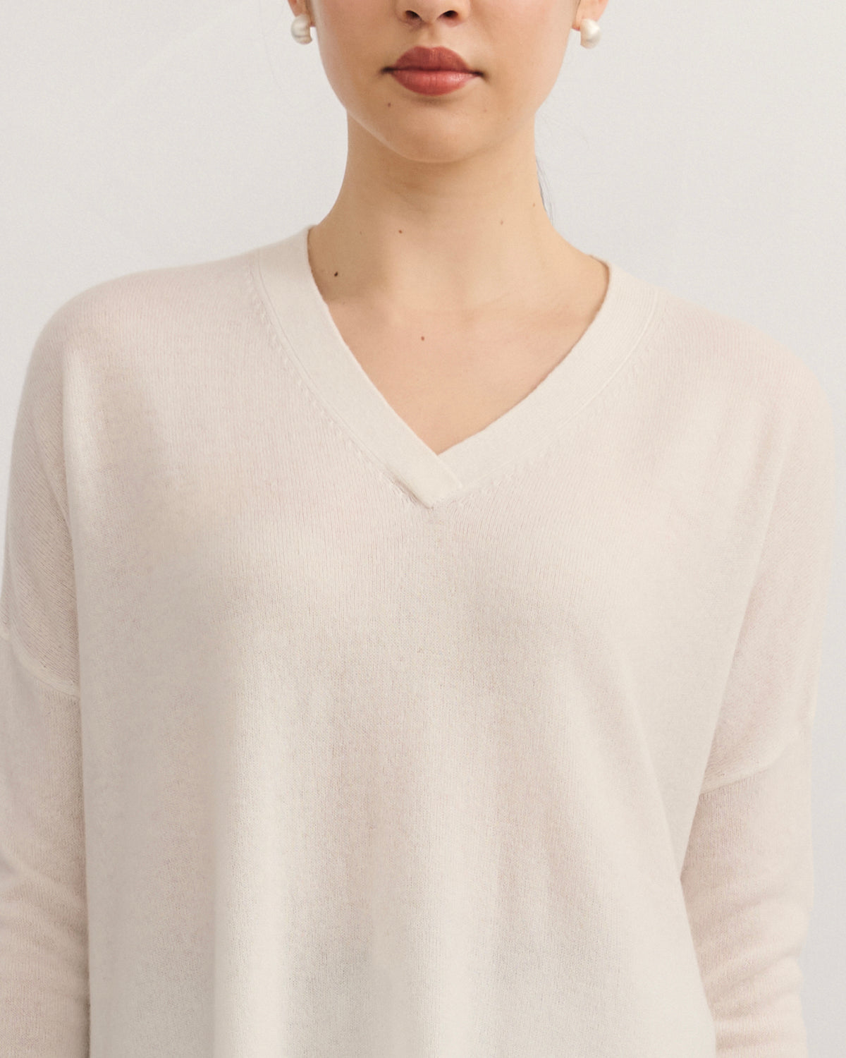 V NECK SPLIT SIDE CASHMERE PULLOVER - CREAM