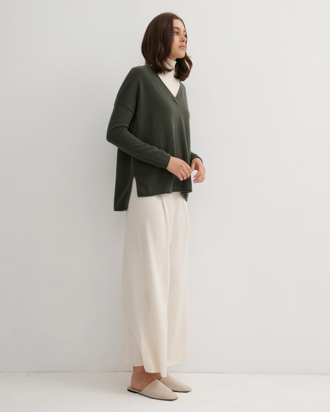 V NECK SPLIT SIDE CASHMERE PULLOVER - TEA LEAF