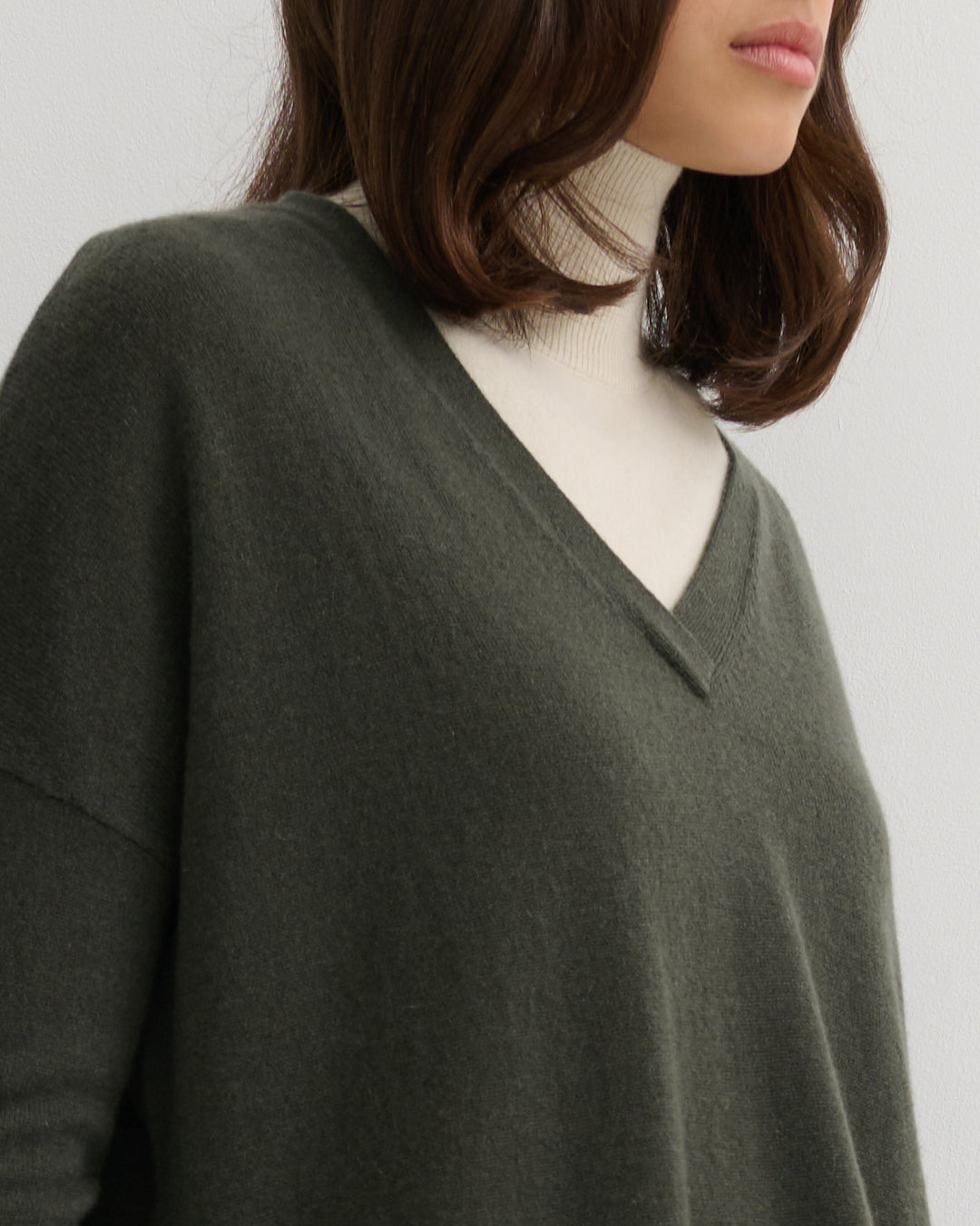 V NECK SPLIT SIDE CASHMERE PULLOVER - TEA LEAF