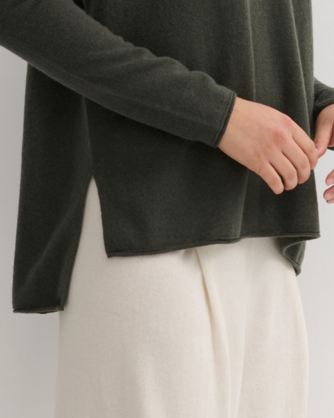 V NECK SPLIT SIDE CASHMERE PULLOVER - TEA LEAF