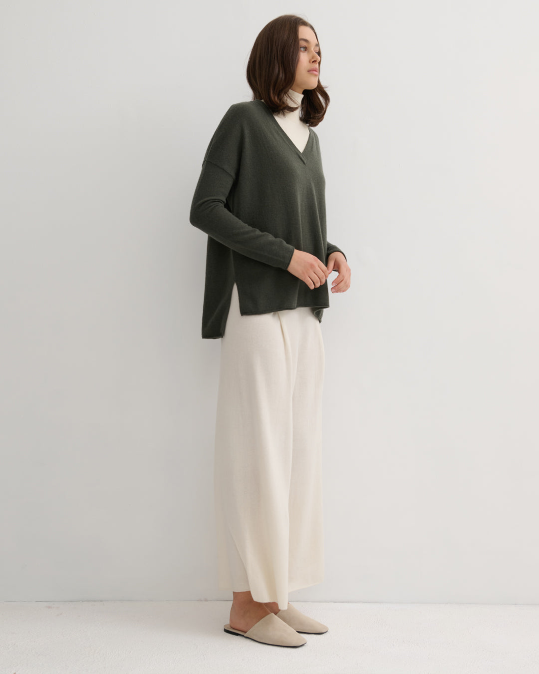 CASHMERE MOCK NECK SLEEVELESS TOP - CREAM RAW
