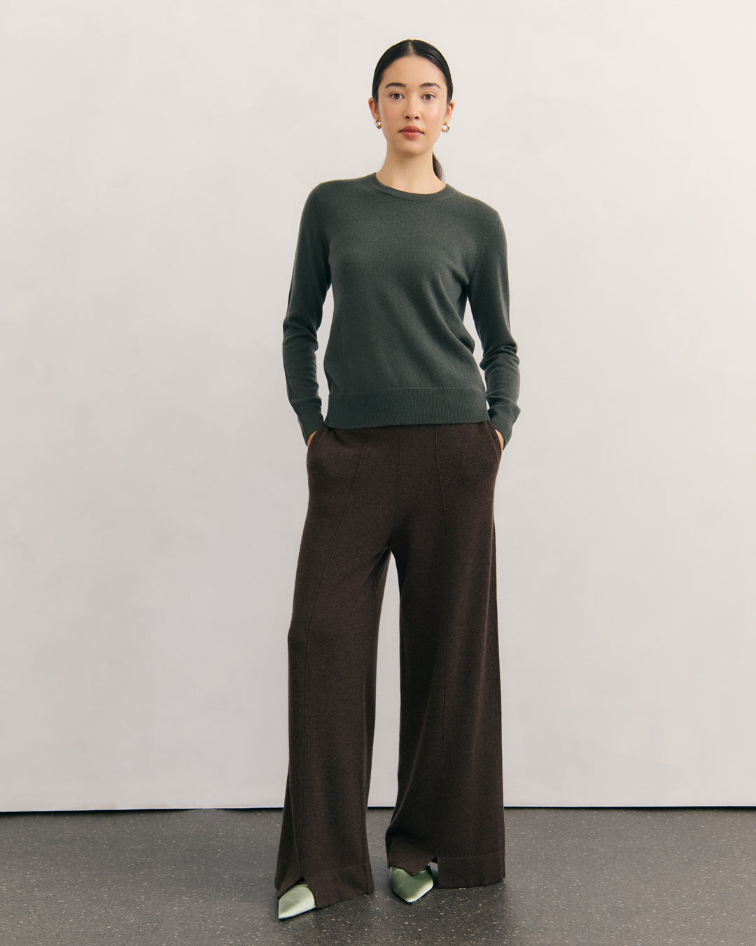 CASHMERE ESSENTIAL CREW NECK JUMPER - TEA LEAF